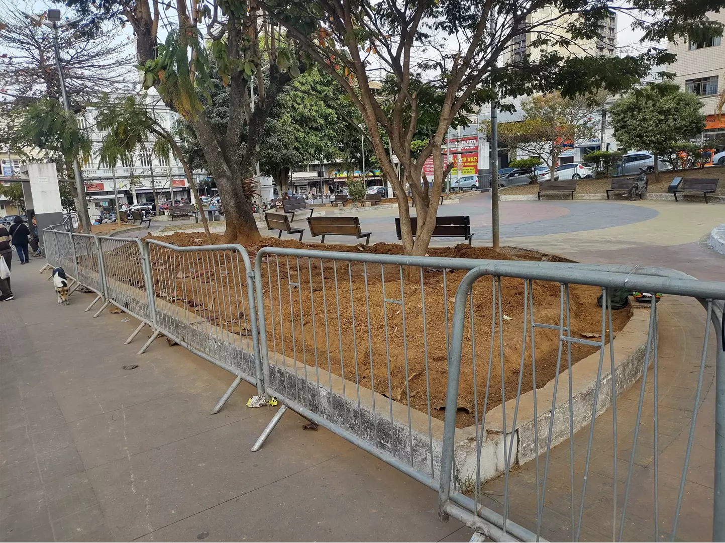 Praça Cesário Alvim é cercada por grades e passará por revitalização em Santos Dumont